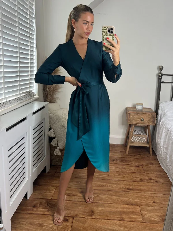 Printed Abstract Women Dress for a Modern and Artistic AppealFergie Reversible 2 in 1 Wrap Midi Dress / Green Ombre Printed Abstract Women Dress for a Modern and Artistic AppealFergie Reversible 2 in 1 Wrap Midi Dress / Green Ombre
