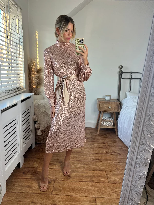 Long - Sleeve Women Dress in Velvet for a Luxurious Winter LookRoxi Sequin Midi Dress / Rose Gold Long - Sleeve Women Dress in Velvet for a Luxurious Winter LookRoxi Sequin Midi Dress / Rose Gold