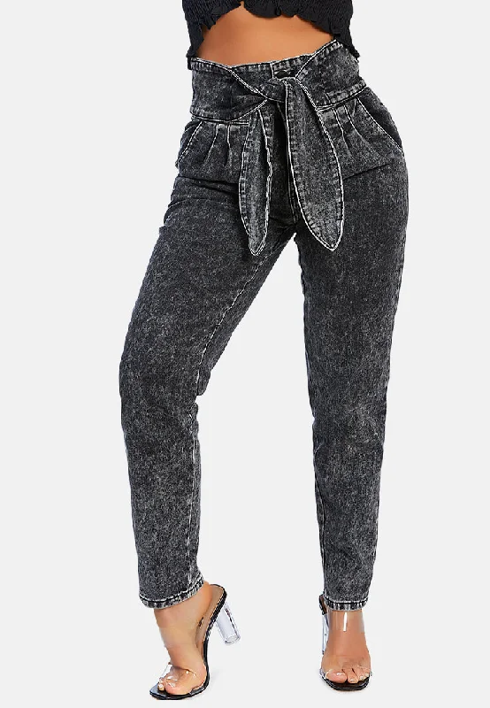 Mom jeans for a nostalgic and casual lookBow Together Washed Denim Pants