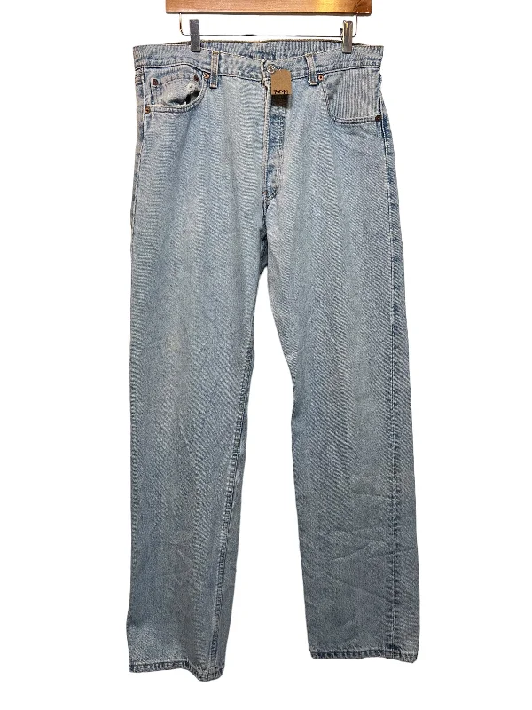 Cargo women jeans with multiple pockets for added functionalityLevi's 501 Light Blue Jeans (W36) Cargo women jeans with multiple pockets for added functionalityLevi's 501 Light Blue Jeans (W36)