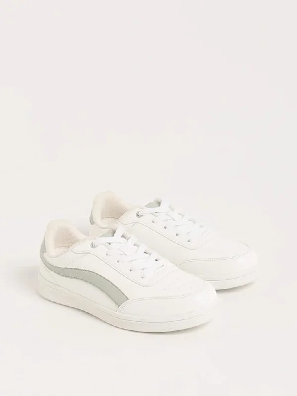 Solid Color Women Shorts in Bright Hues for a Bold StatementLUNA BLU White Lace-Up Sneakers Solid Color Women Shorts in Bright Hues for a Bold StatementLUNA BLU White Lace-Up Sneakers