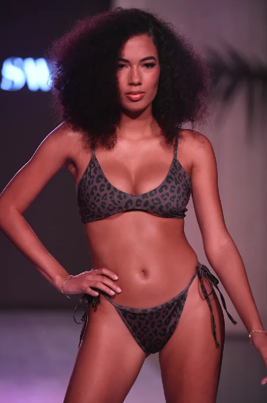 Striped bikini with a classic pattern for a timeless beach aestheticKai Bikini Top
