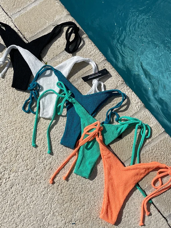 High - waisted bikini for a retro and tummy - flattering lookWAVES V CUT BOTTOM- MIDNIGHT High - waisted bikini for a retro and tummy - flattering lookWAVES V CUT BOTTOM- MIDNIGHT